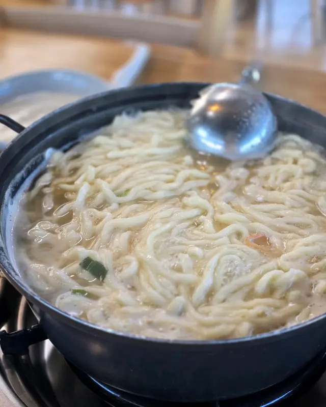 뽀얀 국물이 인상적인 칼국수