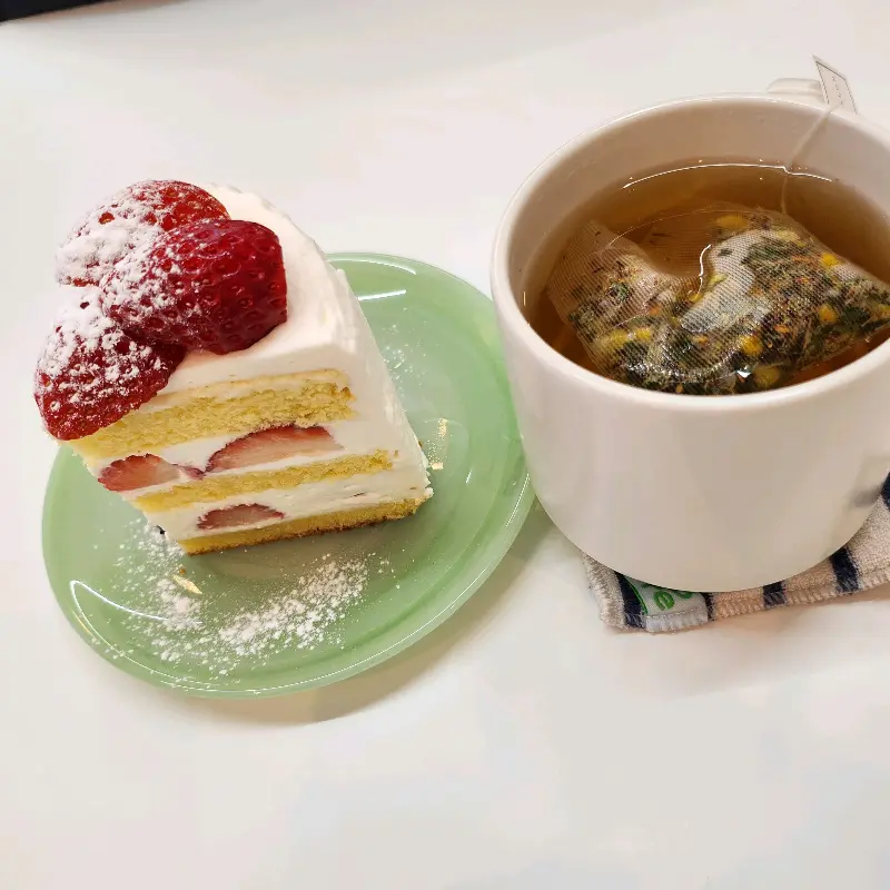 딸기 케이크와 캐모마일