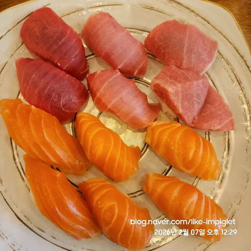 신선한 참치와 연어의 조화가 돋보이는 초밥