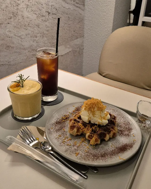 크로플과 음료가 놓인 테이블