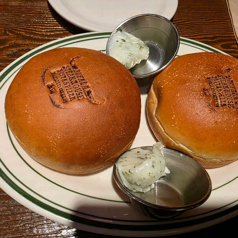 따뜻하게 구워져 나온 식전빵과 직접 만든 바질 버터