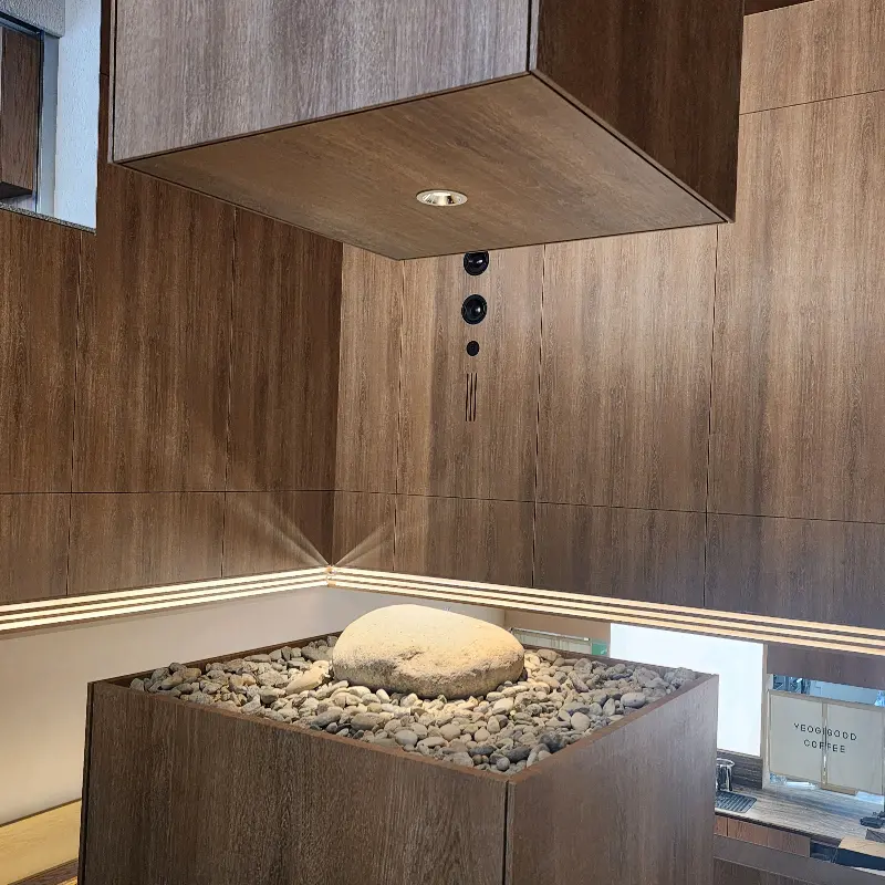 곳곳에 배치된 예술 작품들이 갤러리 같은 분위기를 연출한다.