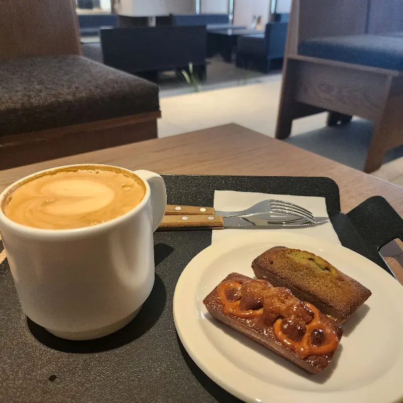 커피와 디저트의 완벽한 조화