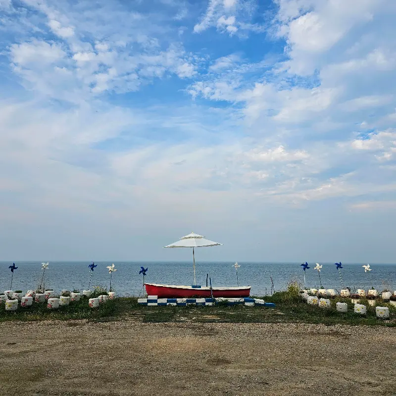 바다를 배경으로 한 카페 전경