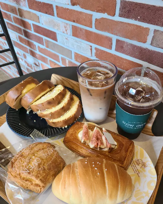 빵과 음료가 함께 놓인 테이블