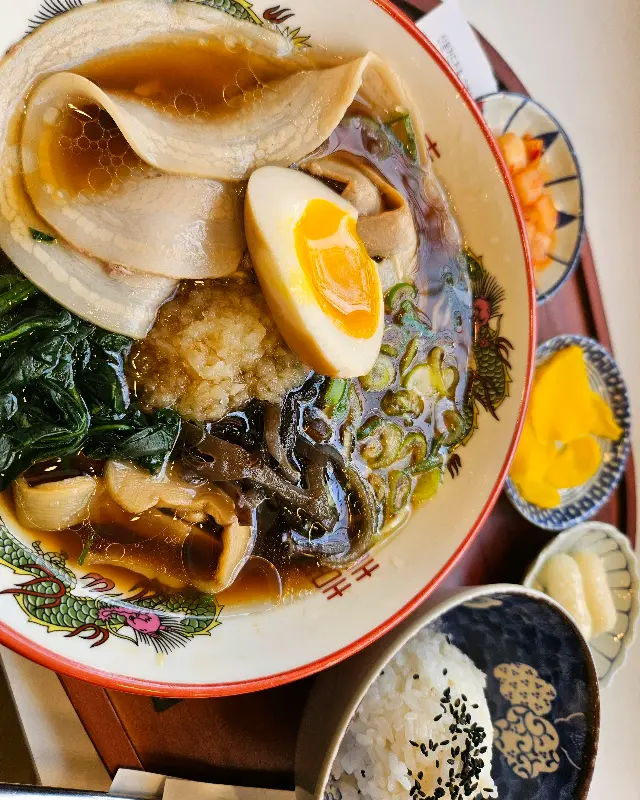 깔끔하게 정돈된 테이블과 식기