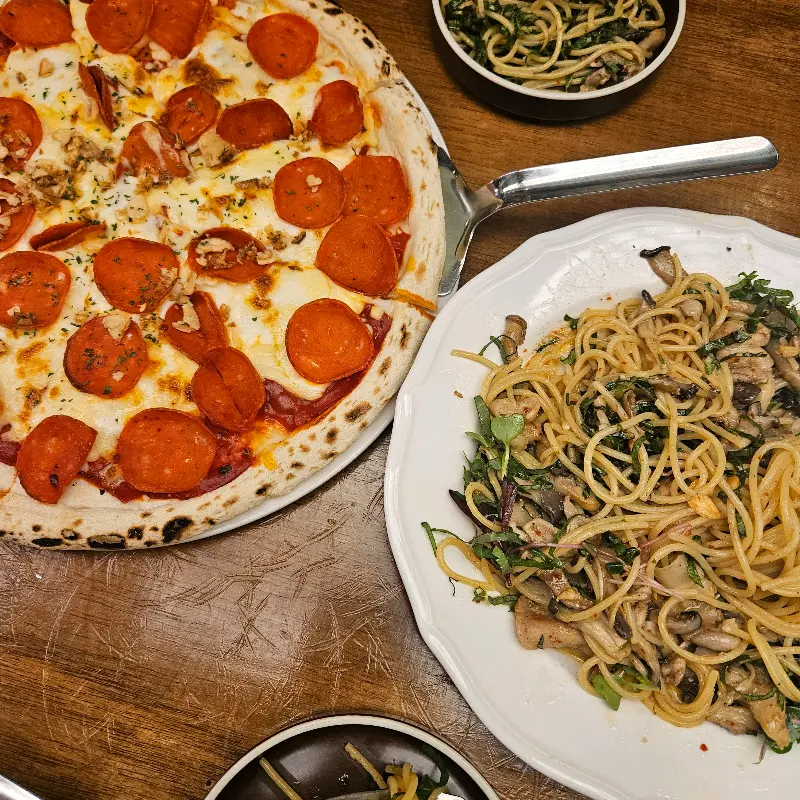 페퍼로니 피자와 오일 파스타