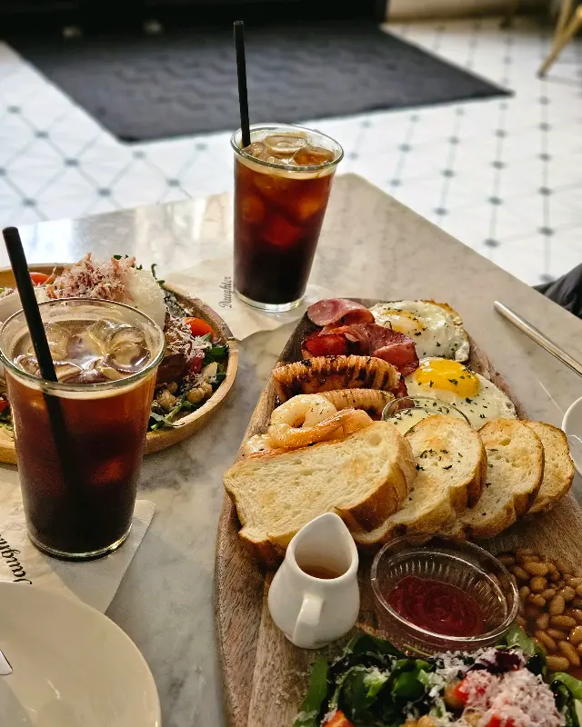 싱그러운 샐러드 피자의 모습