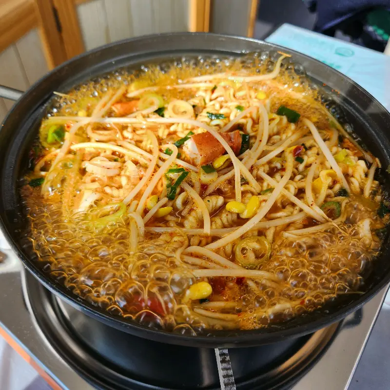 홍게 다리로 시원한 맛을 낸 기본 제공 라면