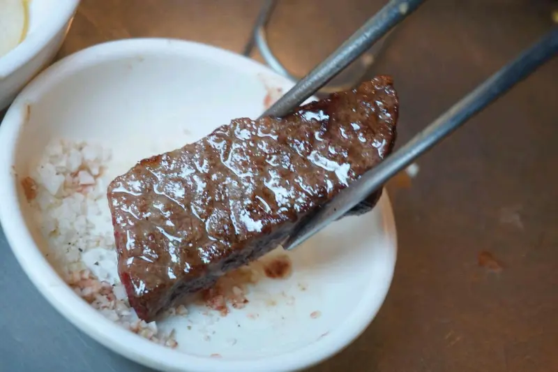 소금에 살짝 찍어 먹는 한우