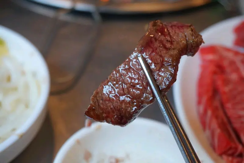 젓가락으로 집어 든 한우