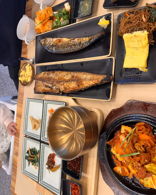 식탁 위에 놓인 다양한 메뉴들