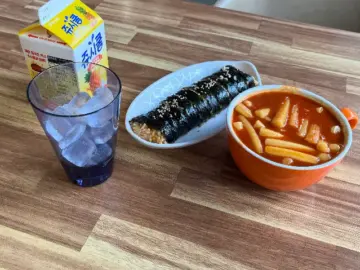 추억과 현재가 만나는 곳, 신가네 떡볶이에서 맛보는 충주 지역 맛집의 깊은 풍미