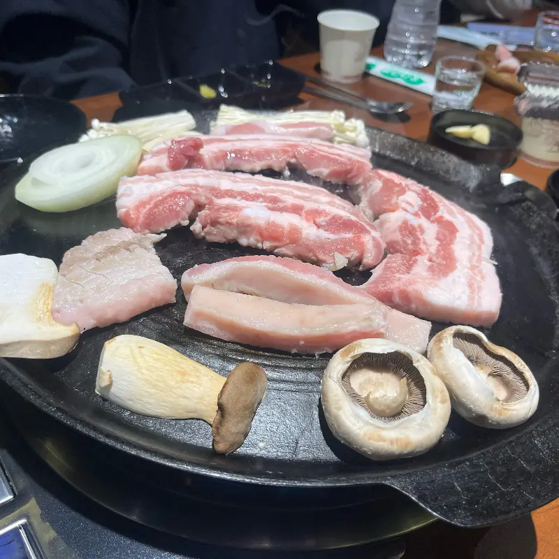 고기, 김치, 쌈무 삼합