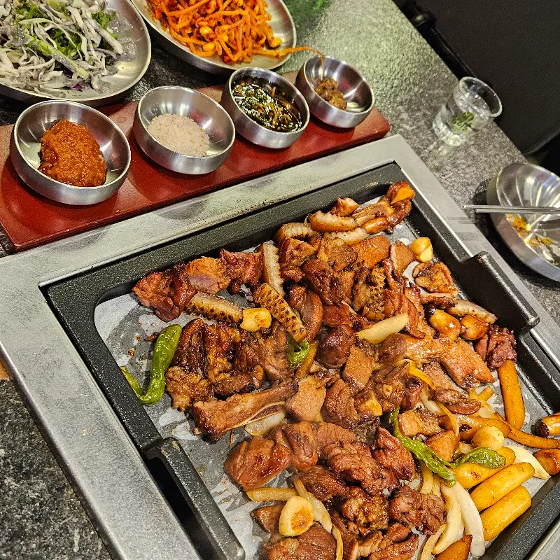 숯불 위에서 익어가는 숯불양념구이