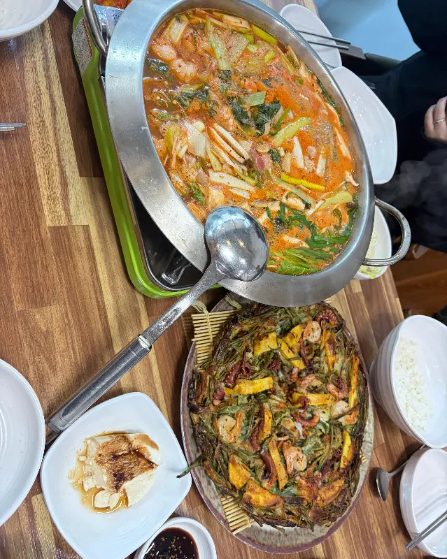 낙곱새 전골과 해물파전이 함께 놓인 테이블 사진