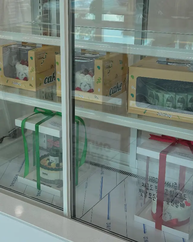 하트 초가 꽂힌 앙증맞은 케이크