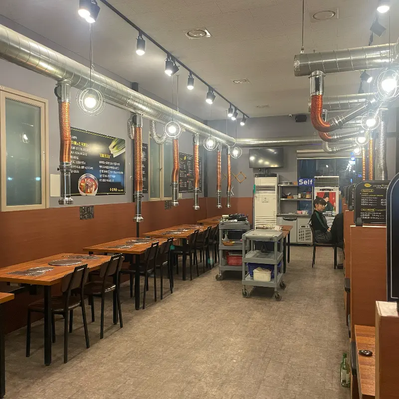 넓고 깔끔한 육심회관 내부