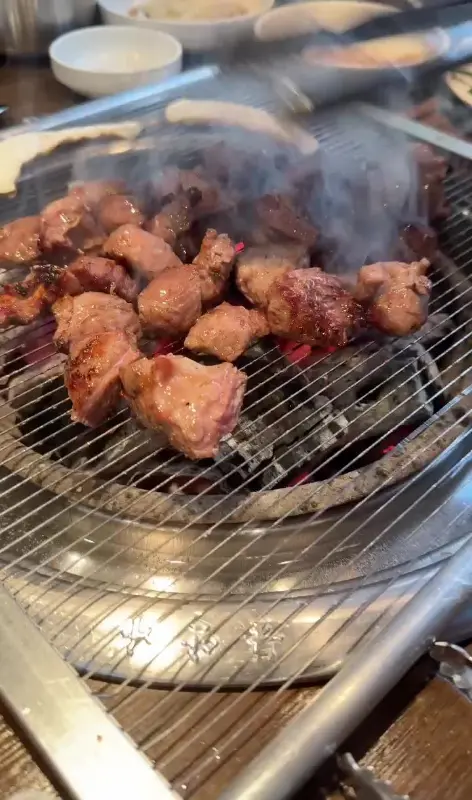 숯불 위에서 익어가는 갈매기살