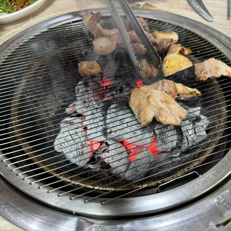 맛있게 익어가는 돼지갈비