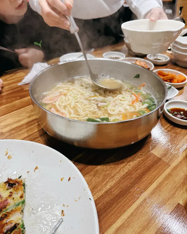 칼국수를 덜어먹는 모습