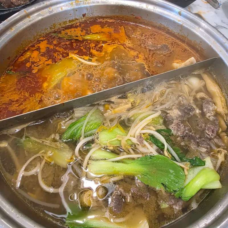 샤브샤브에 푸짐하게 들어간 야채