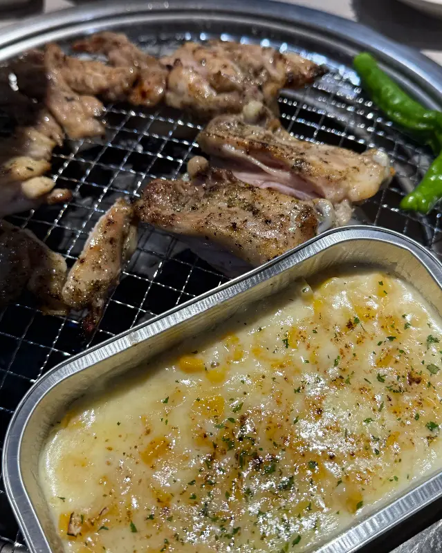 노릇노릇하게 구워진 닭갈비와 콘치즈