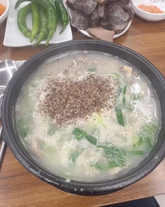 푸짐한 돼지국밥