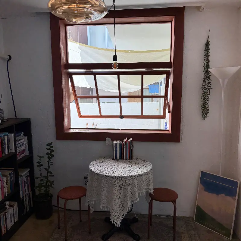 창가 좌석과 책장