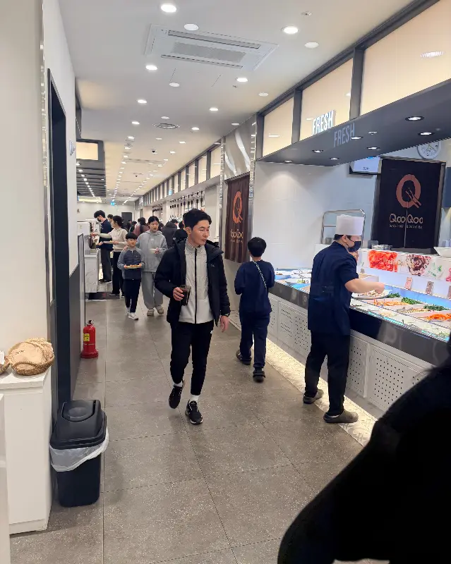 손님들로 북적이는 매장 내부