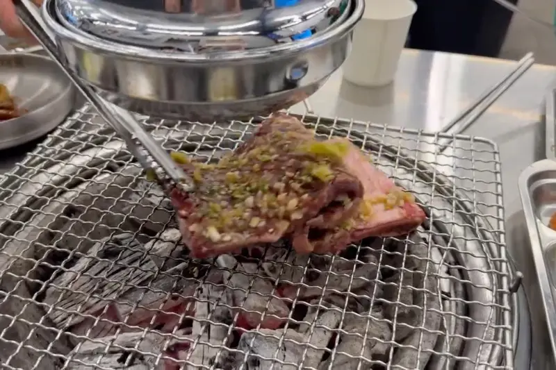 불판 위에서 익어가는 왕갈비