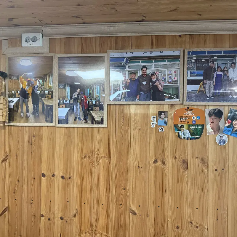 벽에 붙은 사진들