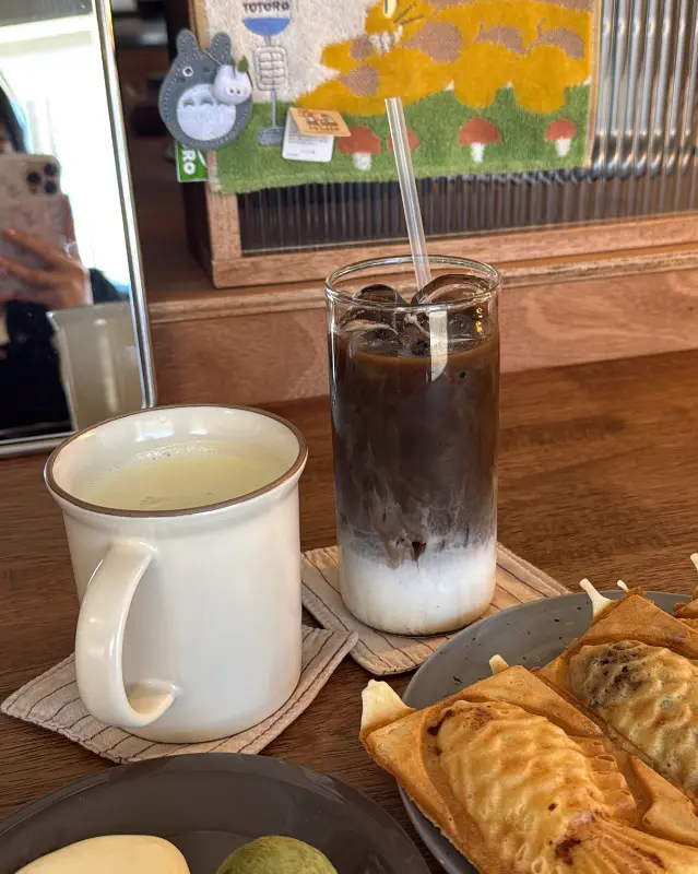 따뜻한 분위기의 카페 내부