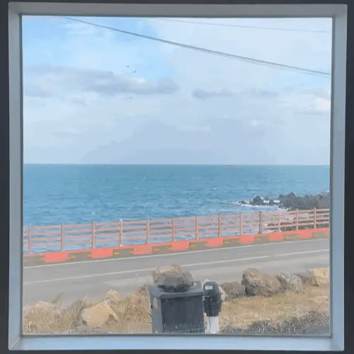 갈치왕 성산점 창밖으로 보이는 푸른 제주 바다