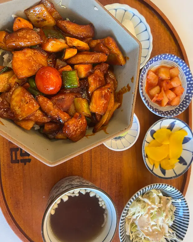 나무 쟁반 위에 놓인 항정살 덮밥 정식