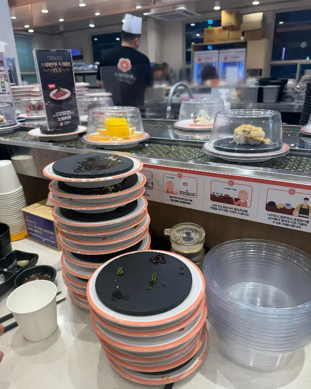 테이블 위에 쌓인 초밥 접시들