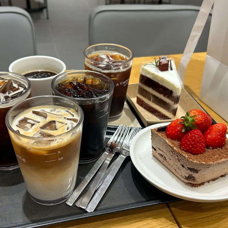 다양한 음료와 디저트가 놓인 쟁반