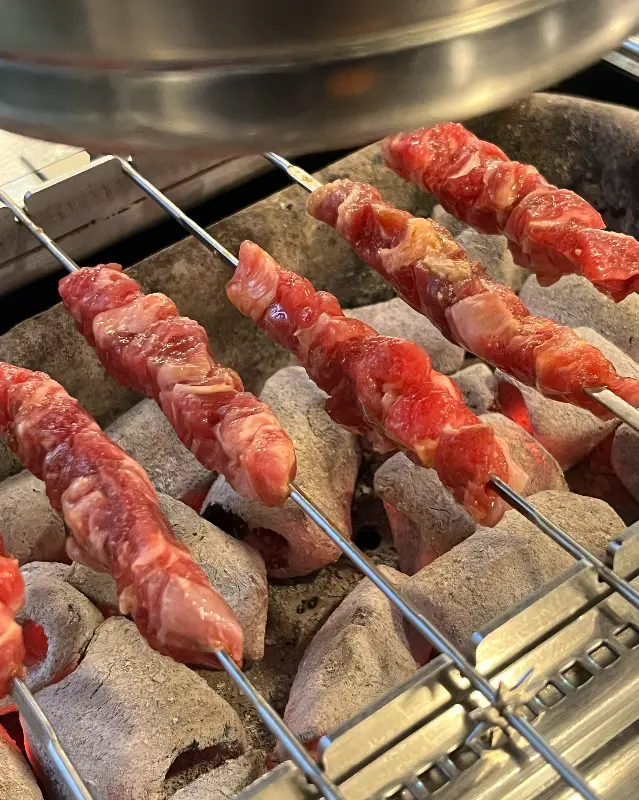 숯불에 구워지고 있는 양꼬치