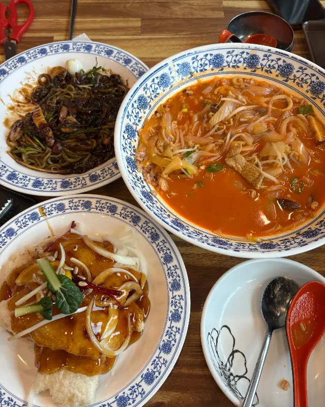 다양한 메뉴를 한 상 가득 차려놓은 모습