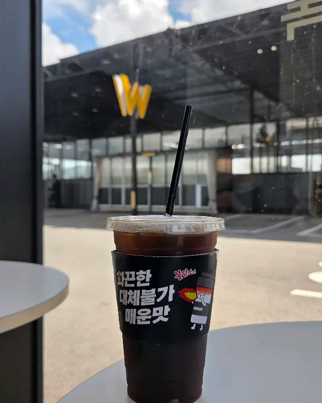 아이스 아메리카노가 컵홀더에 끼워져 있다.