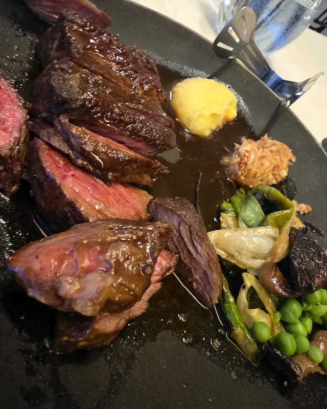 육즙 가득한 살치살 스테이크