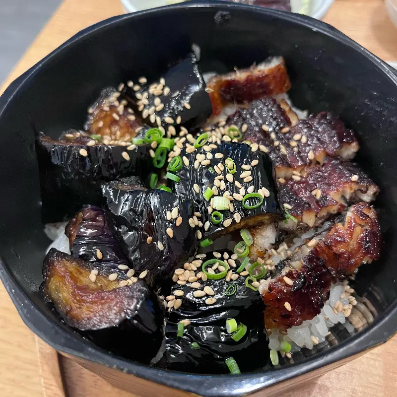 윤기가 흐르는 가지장어덮밥 클로즈업