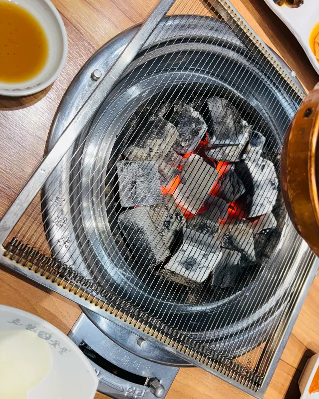 뜨겁게 달아오른 숯불