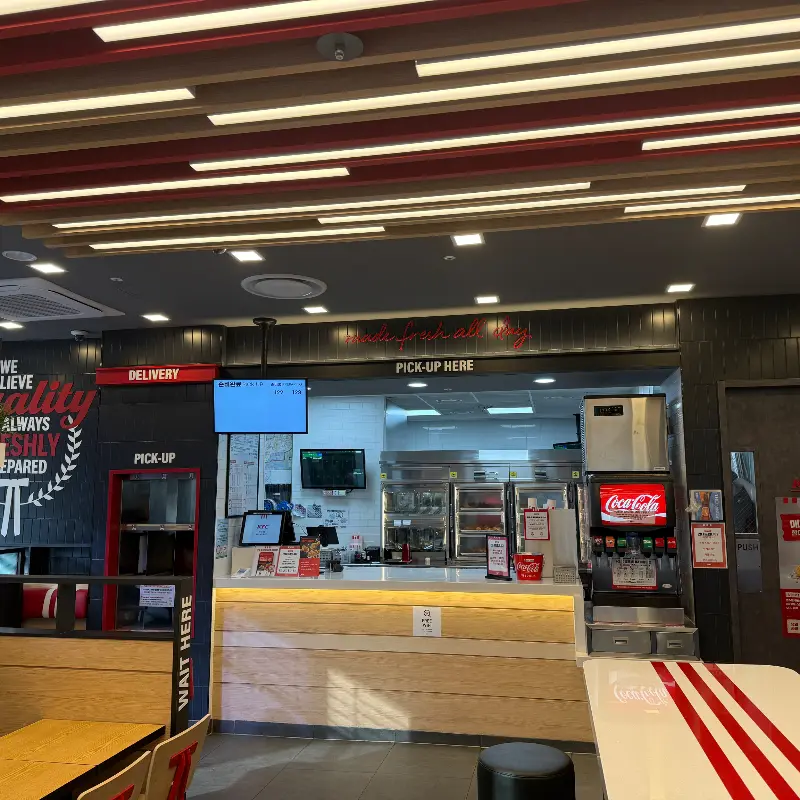 KFC 매장 카운터 전경