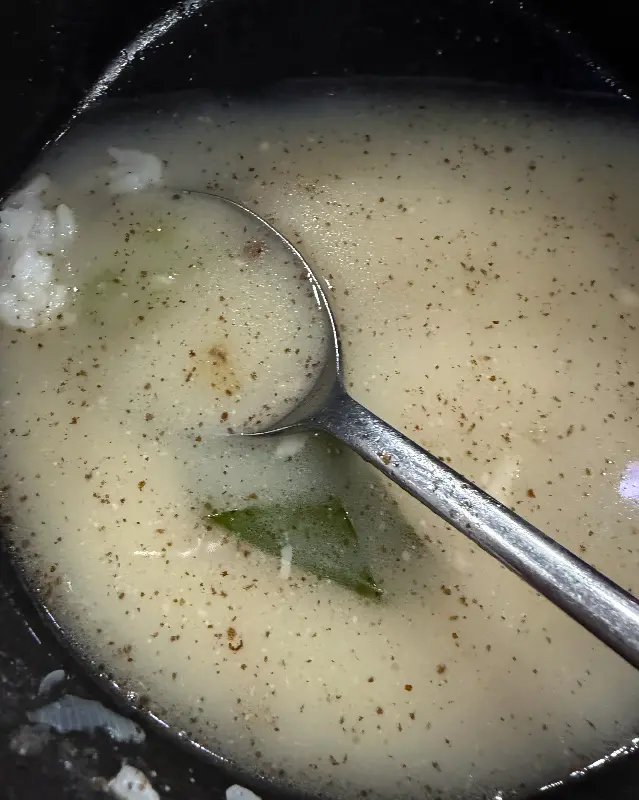 숟가락으로 국물을 뜨는 모습