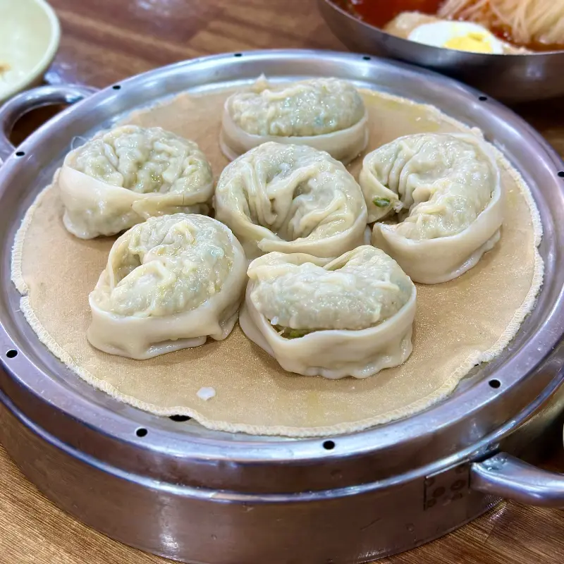 군침도는 비주얼의 밀면