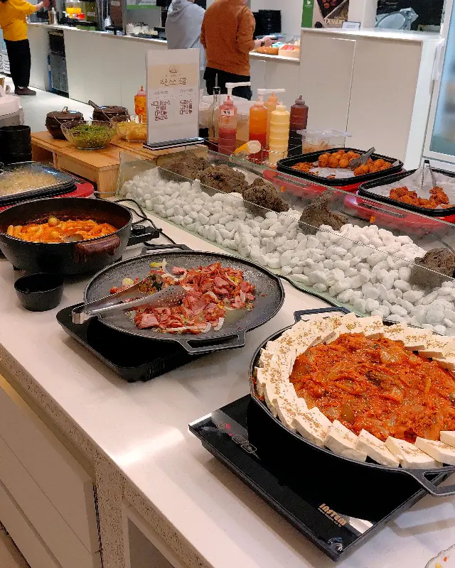 다양한 사이드 메뉴가 준비된 샐러드바