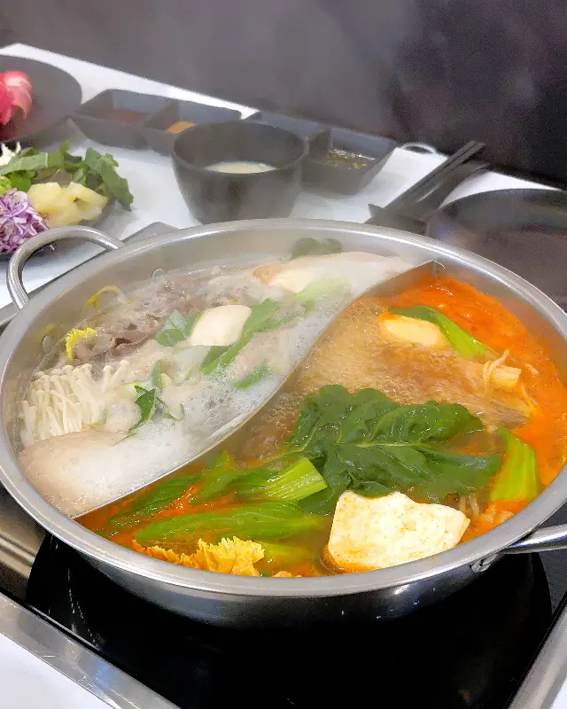 두 가지 육수가 끓고 있는 모습