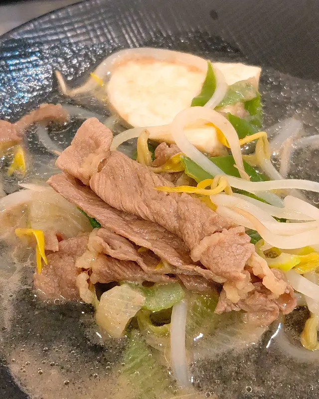 맑은 육수에 익어가는 소고기