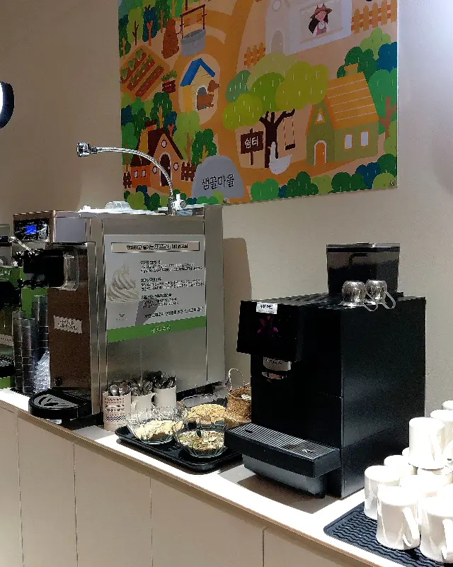커피 머신이 놓인 디저트 코너
